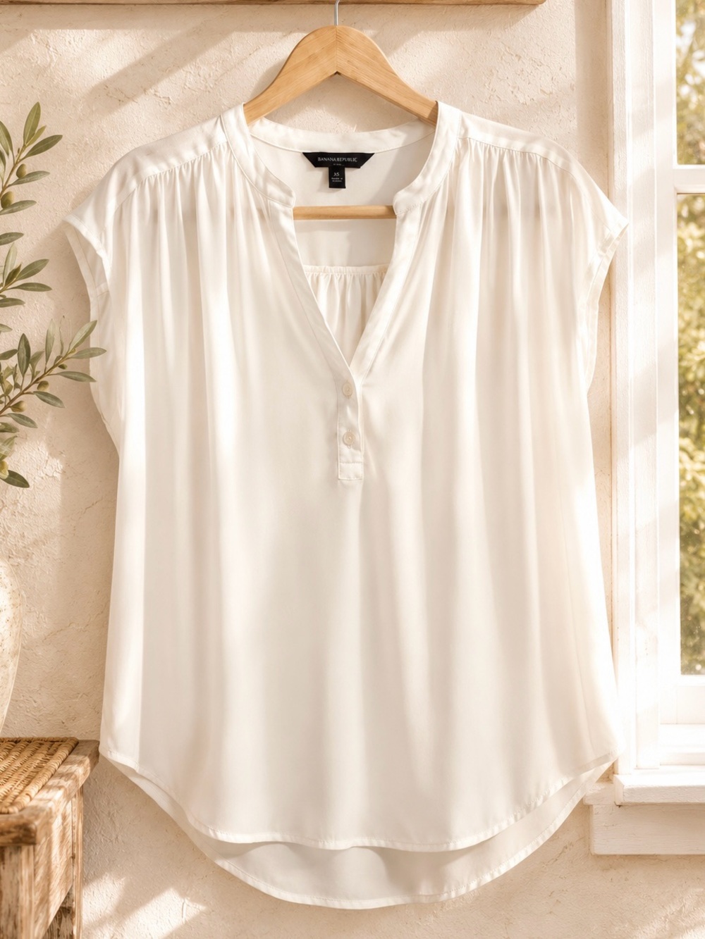 ✨ Banana Republic Factory Ivory Split Neck Blouse Cap Sleeve Size S ✨